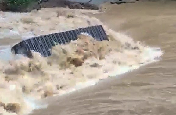 mat tich do nuoc lu cuon anh 1