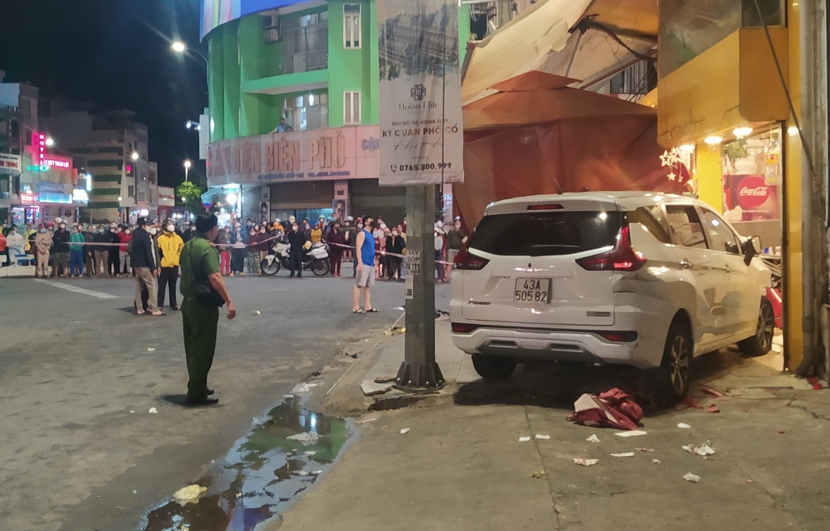 Phong toa doan duong de dieu tra vu oto lao vao tiem banh mi hinh anh