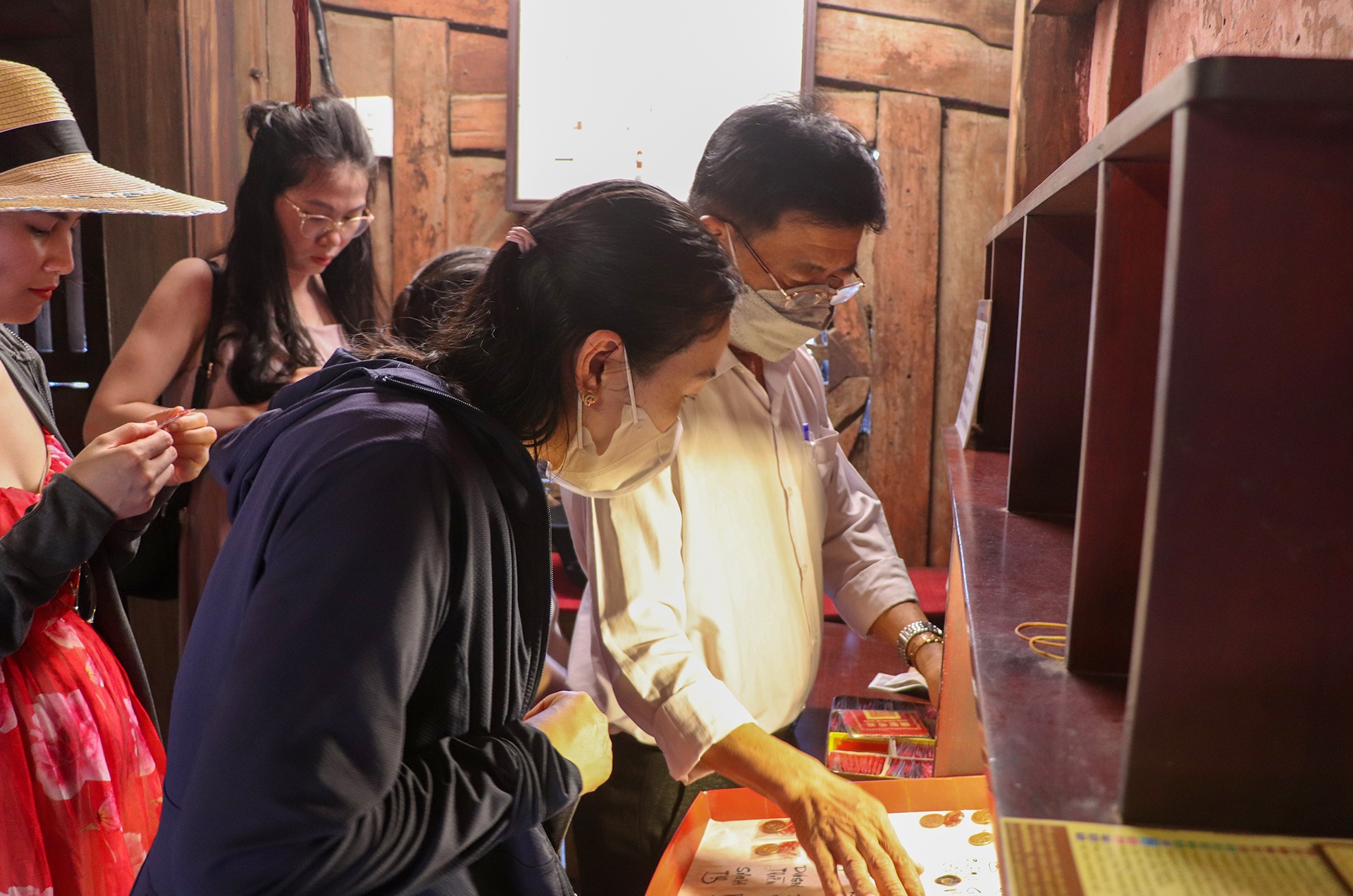 Hoi An dong du khach dip nghi le anh 4