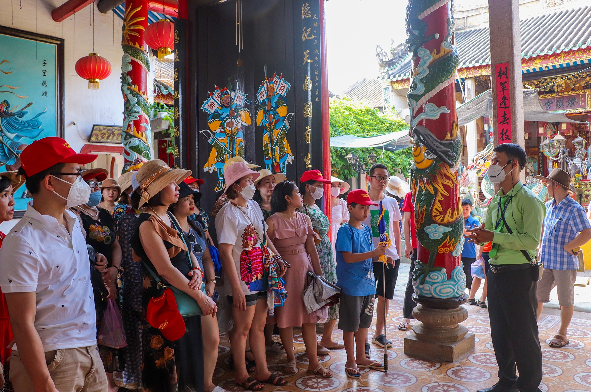 Hoi An dong du khach dip nghi le anh 5