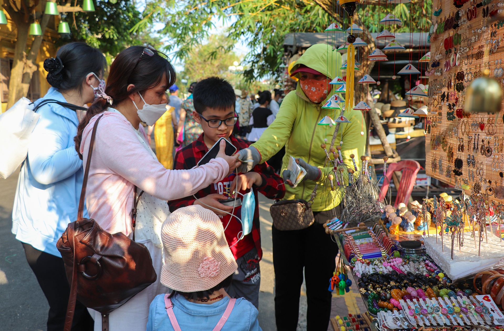 Hoi An dong du khach dip nghi le anh 8