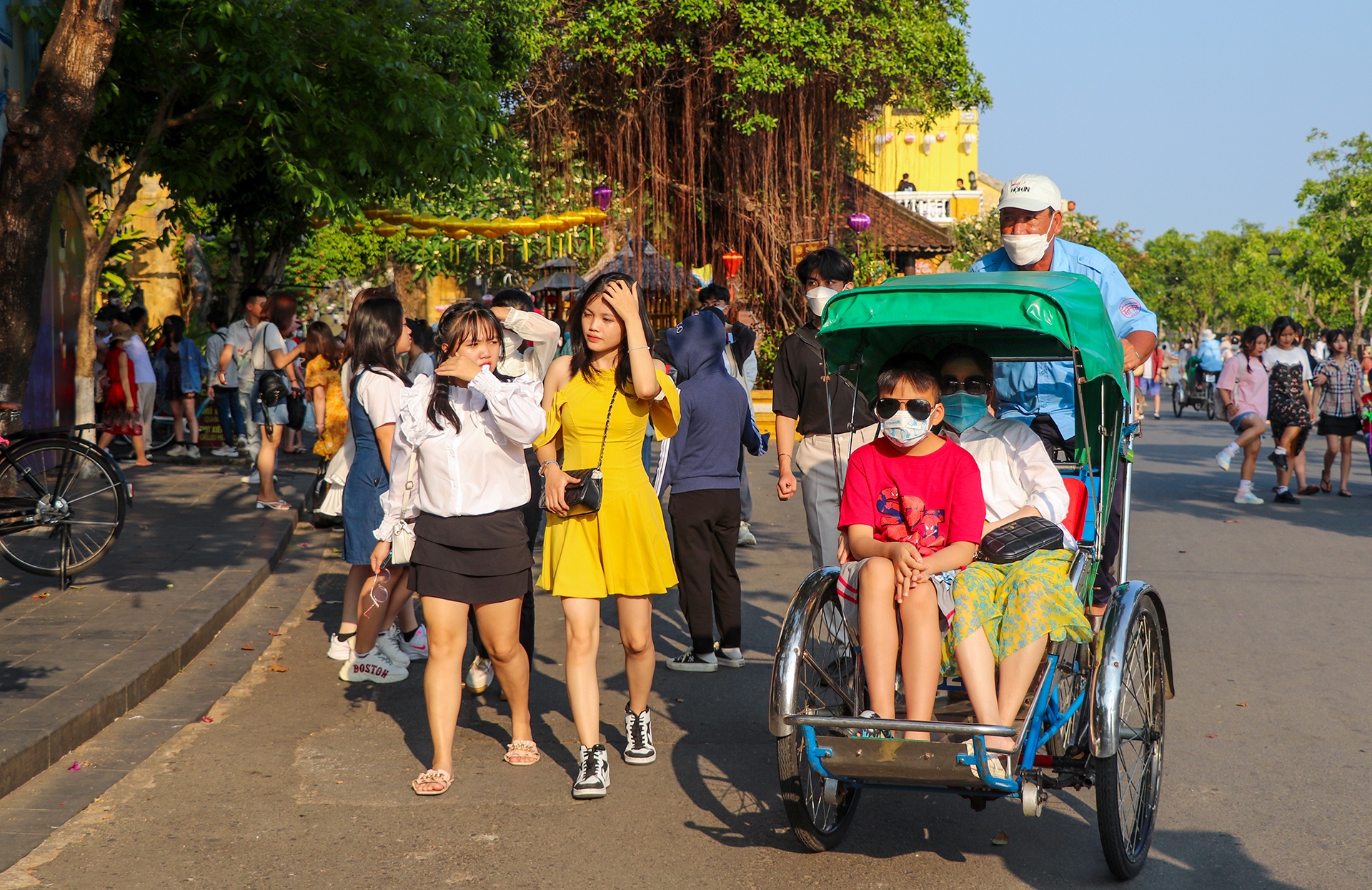 Hoi An dong du khach dip nghi le anh 9
