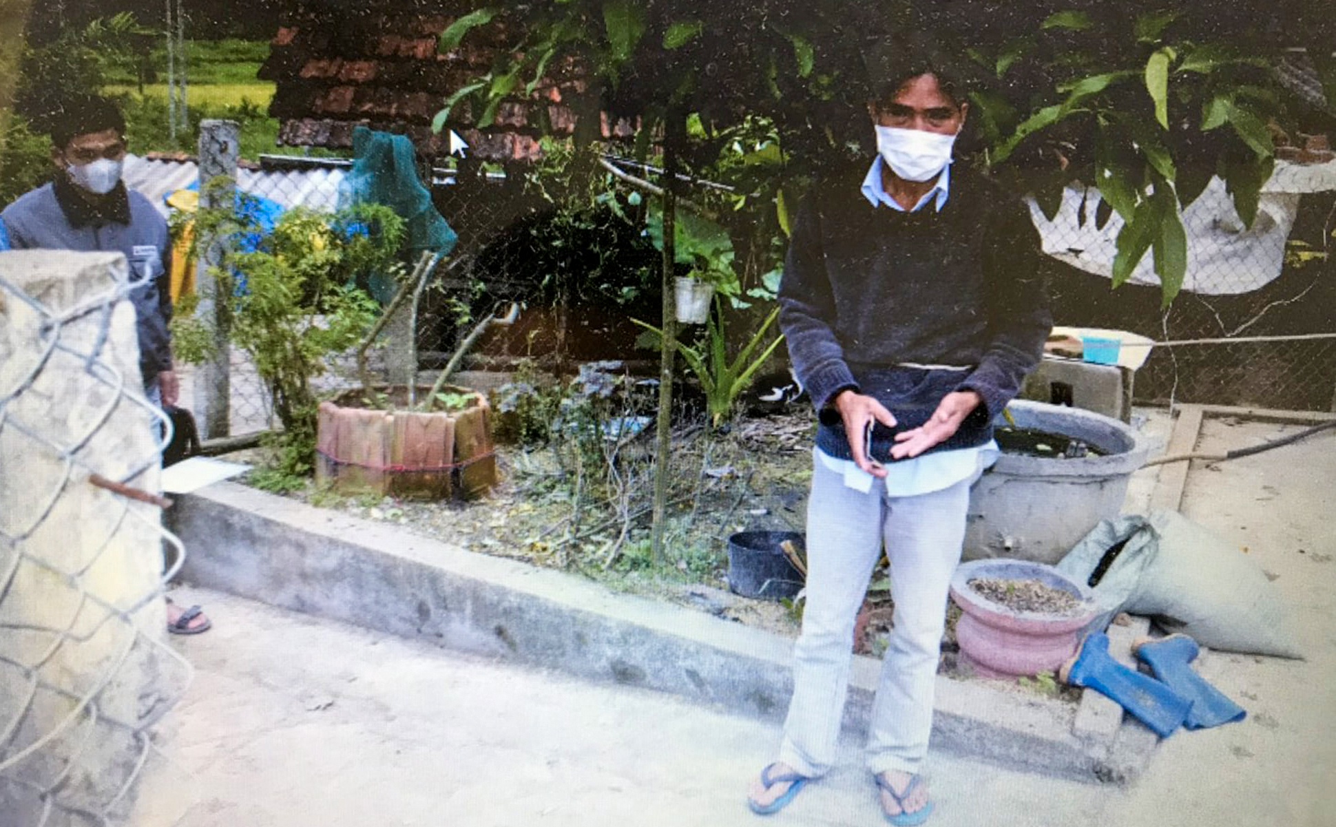 Khoi to nguoi dan ong dung keo dam chet em trai hinh anh