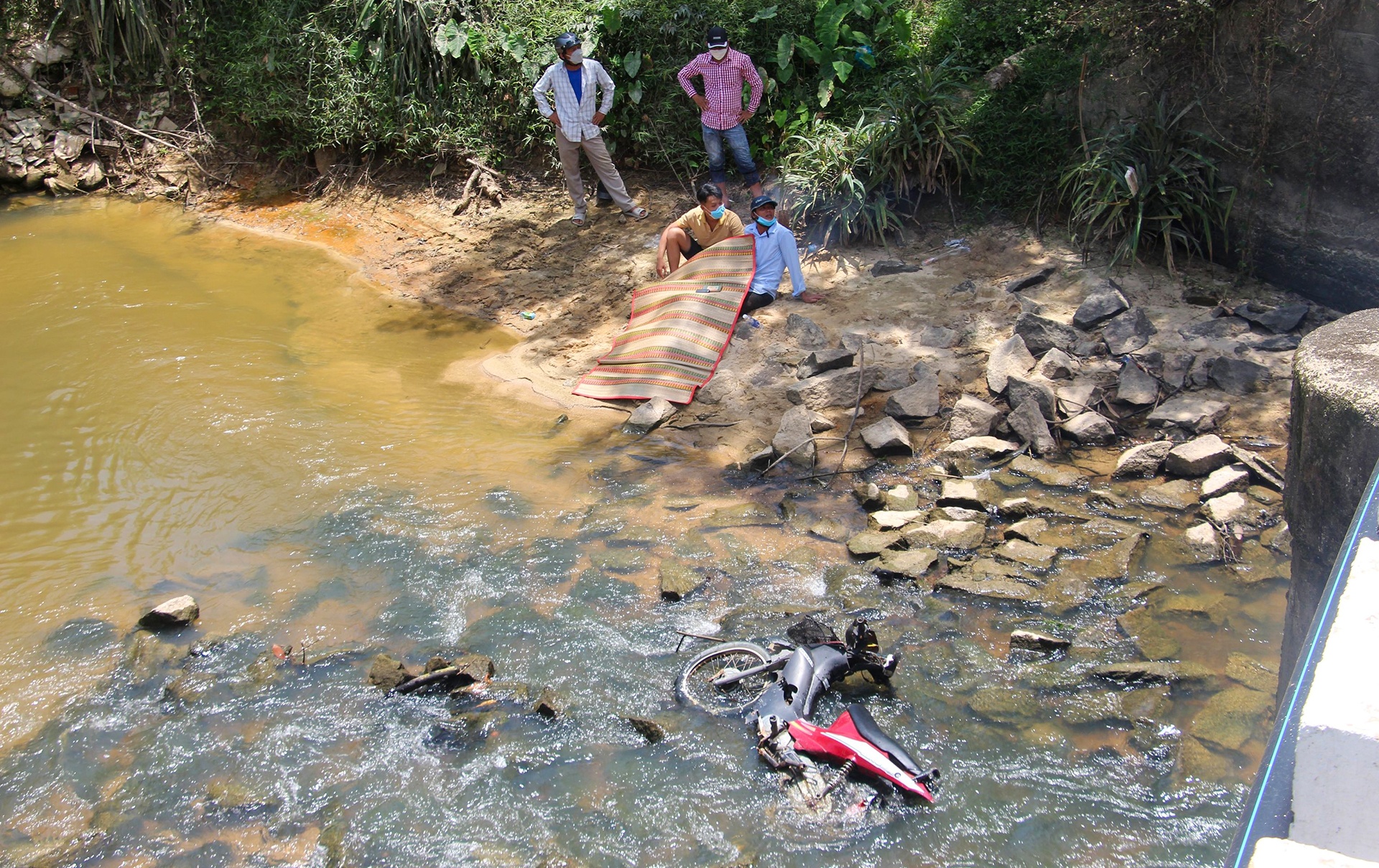 Tim thay thi the nguoi dan ong mat tich sau khi du dam cuoi hinh anh