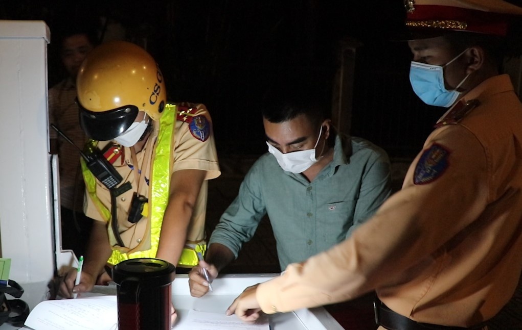 Tai xe dong cua xe, goi dien 'cau cuu' khi bi kiem tra nong do con hinh anh