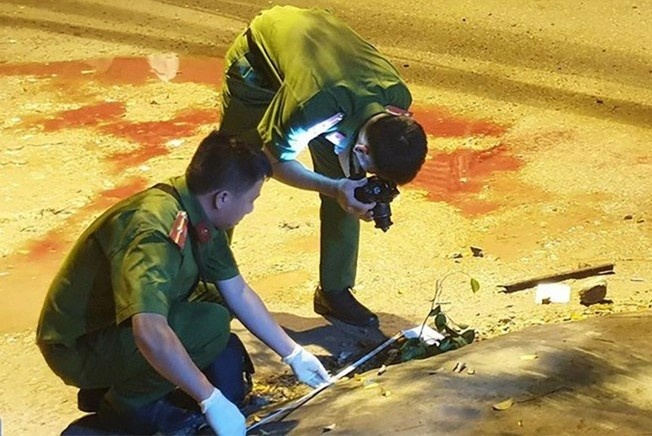Nguoi phu nu bi truy sat o tiem tap hoa hinh anh