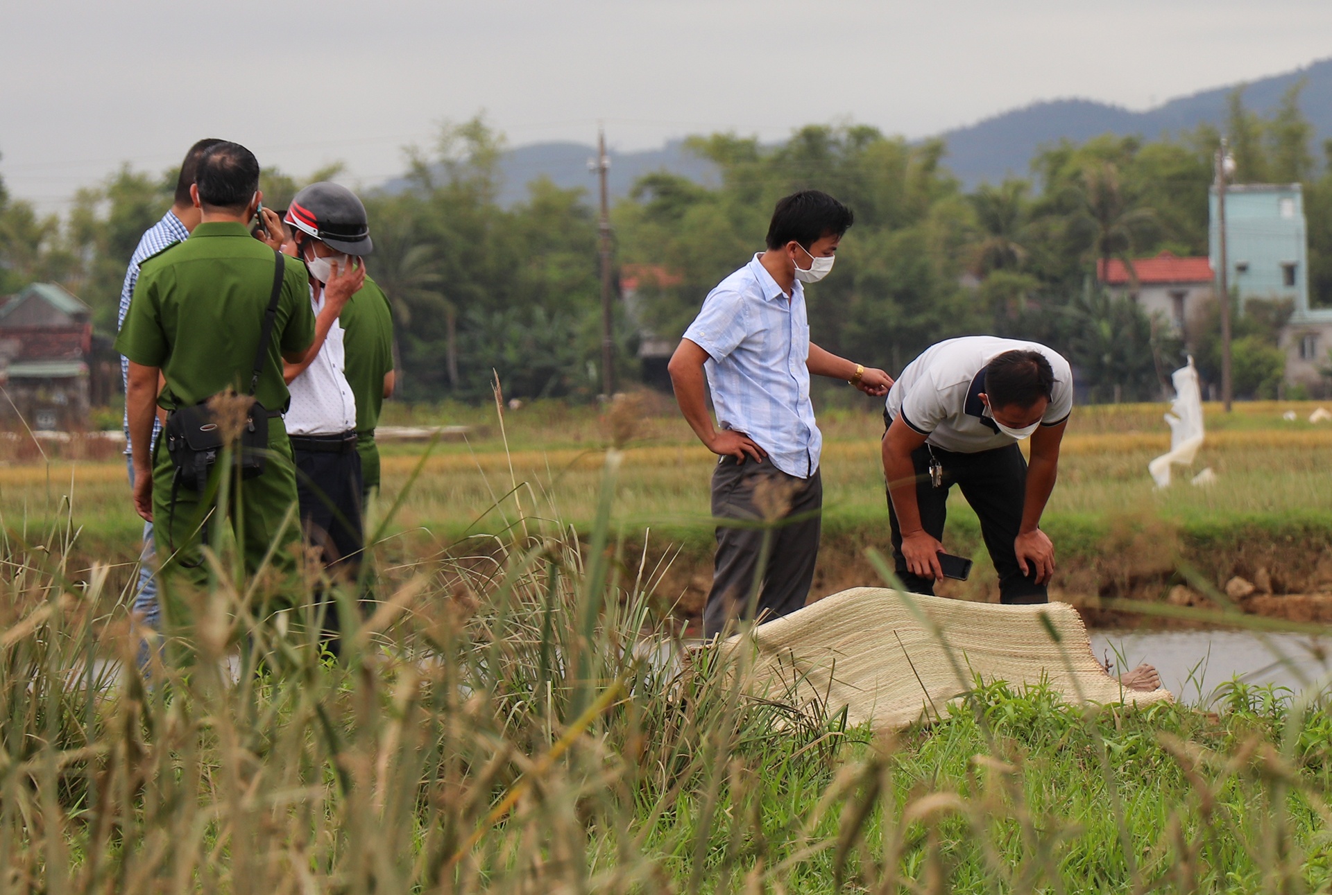 Canh sat kham nghiem vu thi the nam gioi bi bit mieng, troi tay chan hinh anh