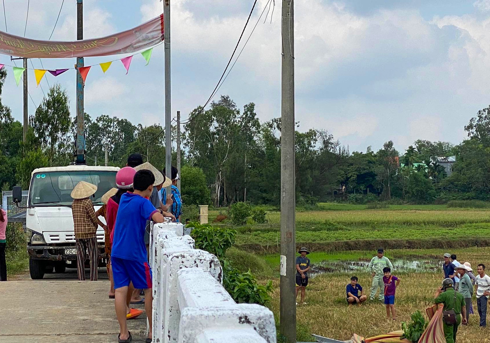 Xe cau vuong day dien tran khien 2 nguoi thuong vong hinh anh