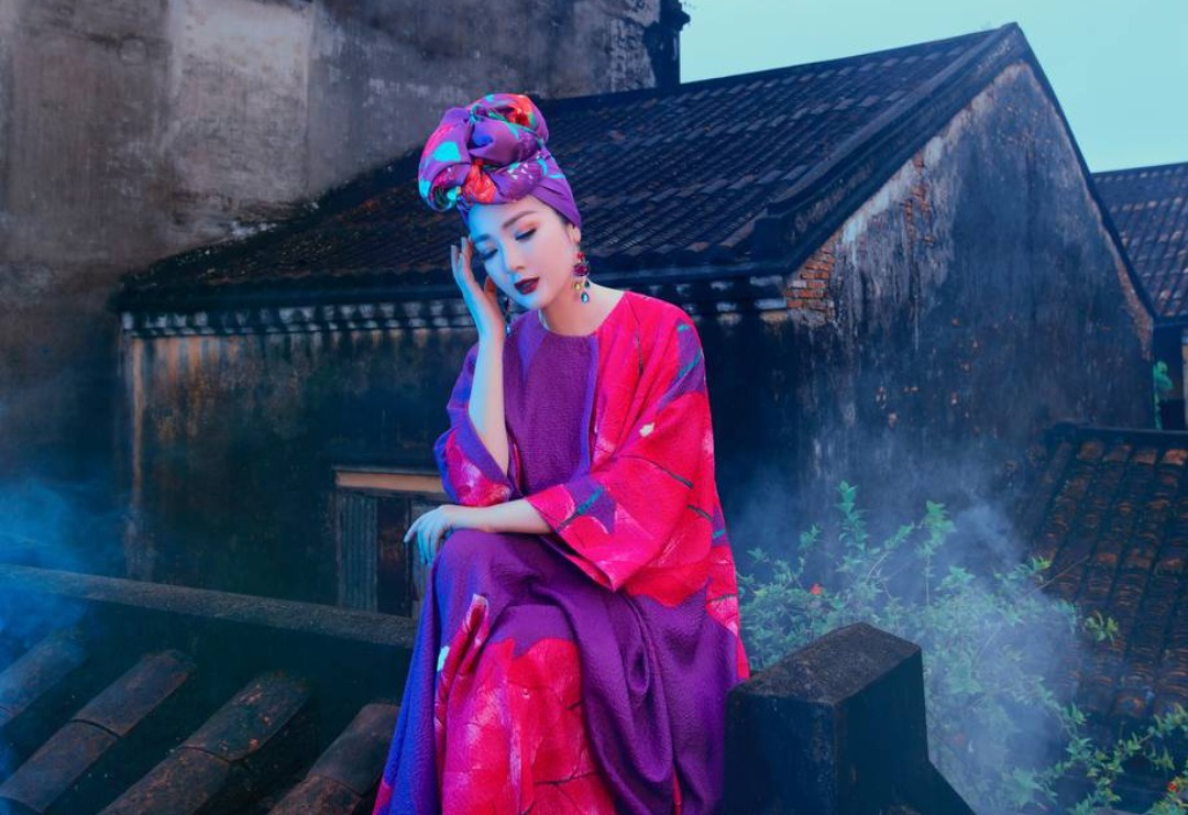 Go bo hinh anh hoa hau Giang My ngoi tren noc nha co Hoi An hinh anh