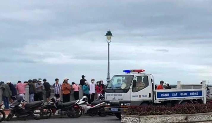 Cha om con gai nhay cau Cua Dai hinh anh