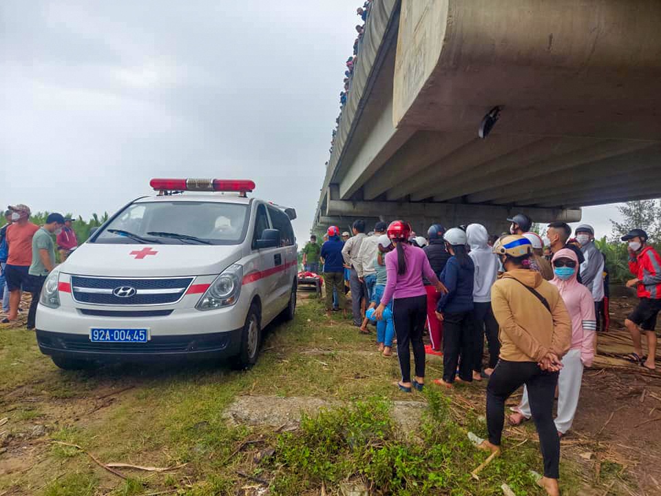 Cha om con gai 6 tuoi nhay cau Cua Dai vi cai nhau voi vo hinh anh