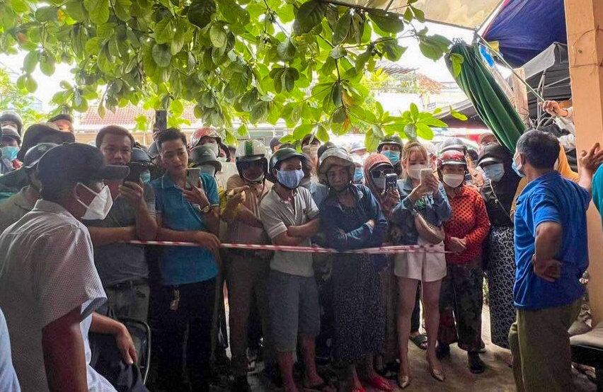 Nguoi dan ong tu vong trong quan cat toc hinh anh