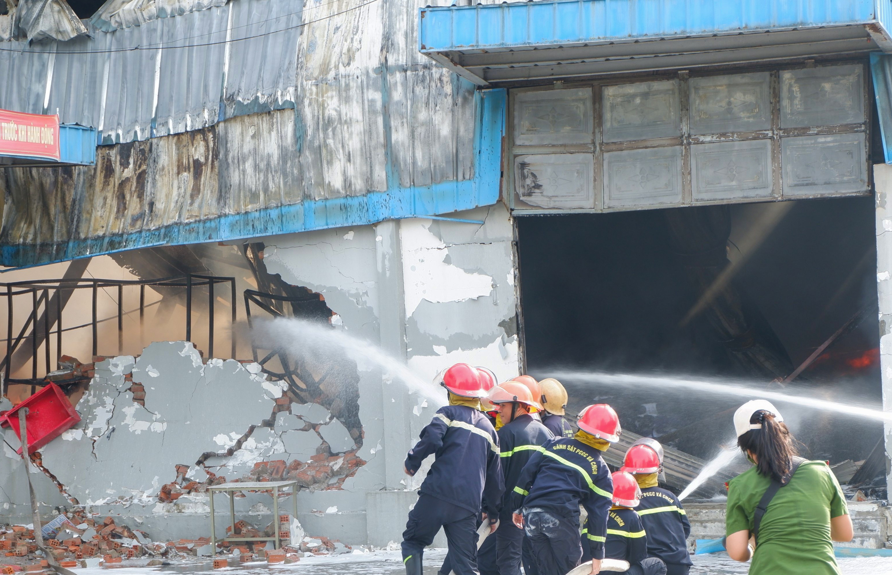 Hang tram nguoi tham gia chua chay cong ty may hinh anh