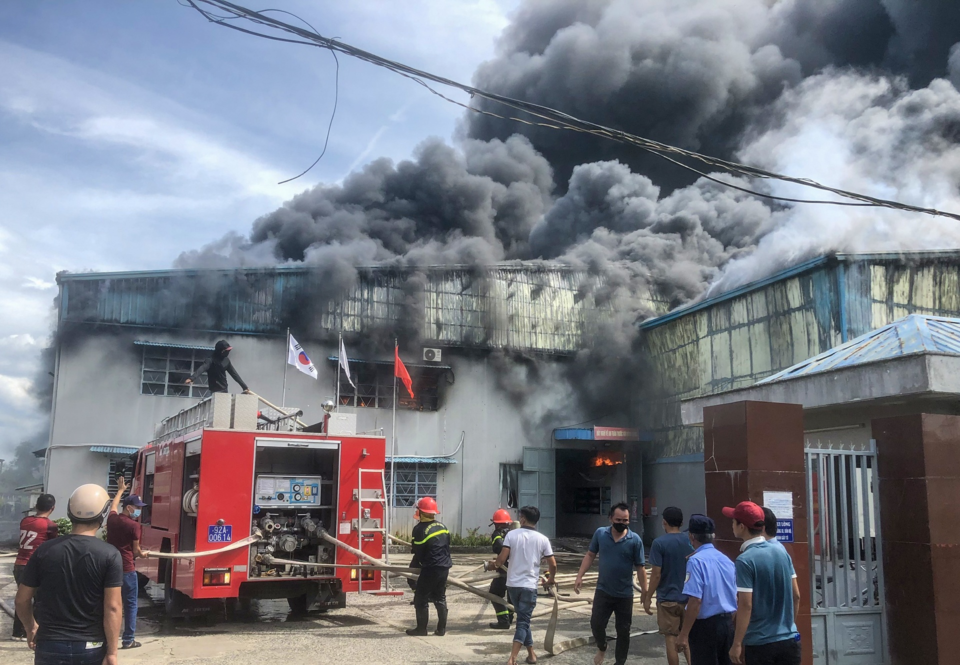 Chay cong ty may, 15 xe cuu hoa duoc dieu dong dap lua hinh anh