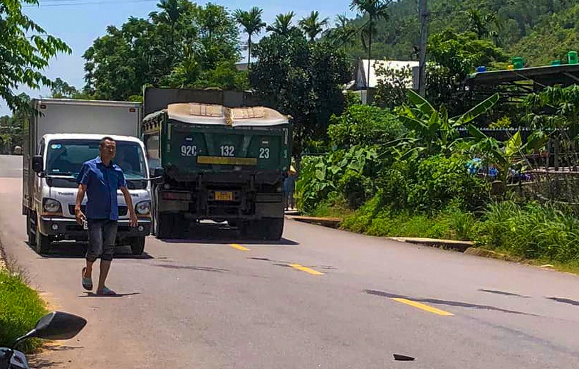 Hai vo chong tu nan tren duong den vien cham con om hinh anh