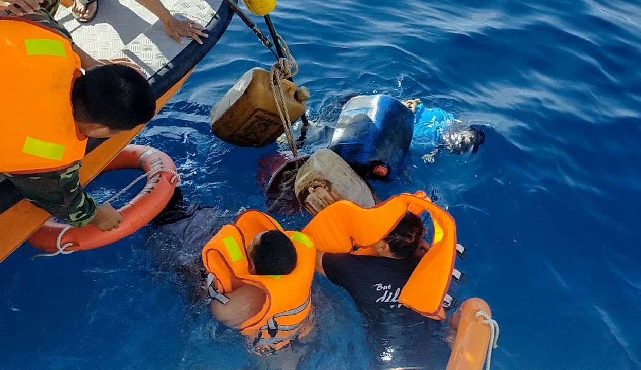 Khen thuong ngu dan cuu 5 nguoi trong vu chim tau hinh anh