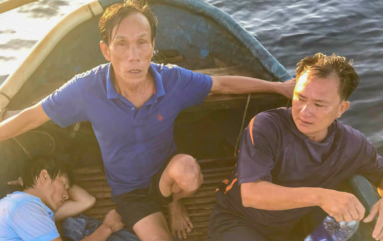 Nguoi dan ong ke phut mot minh cuu 5 ngu dan giua bien hinh anh