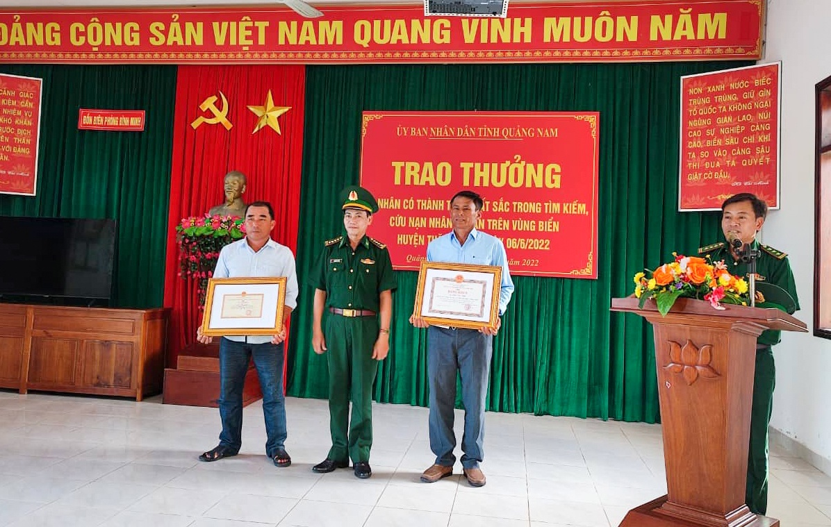 khen thuong ngu dan cuu song 5 nguoi anh 1