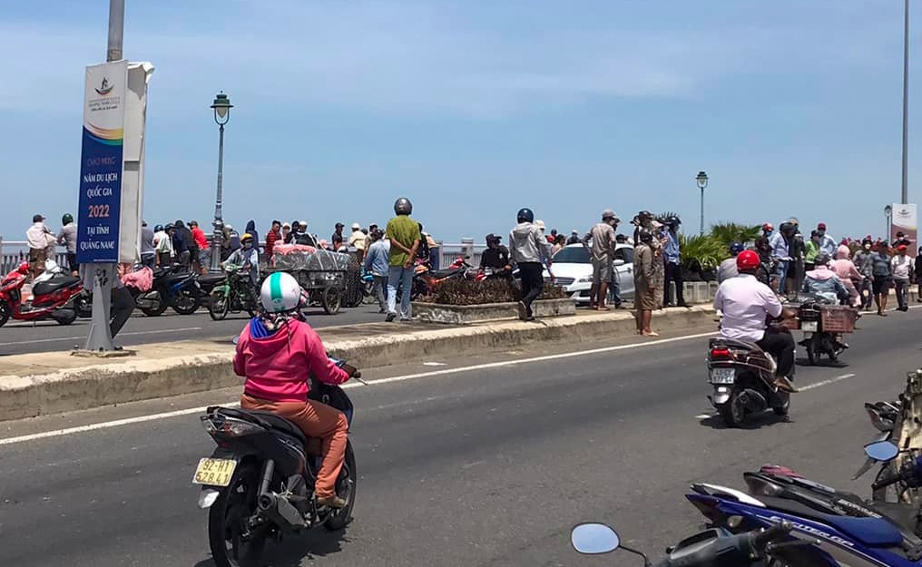 De lai xe may, co gai 22 tuoi nhay cau Cua Dai hinh anh