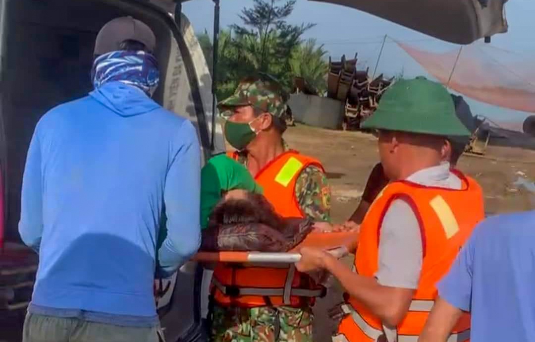 De lai so ho khau, nguoi phu nu nhay cau Cua Dai hinh anh