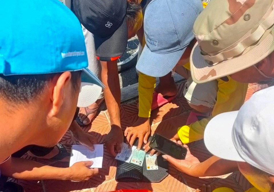 Hai phu nu nhay cau Cua Dai tu tu trong mot buoi sang hinh anh