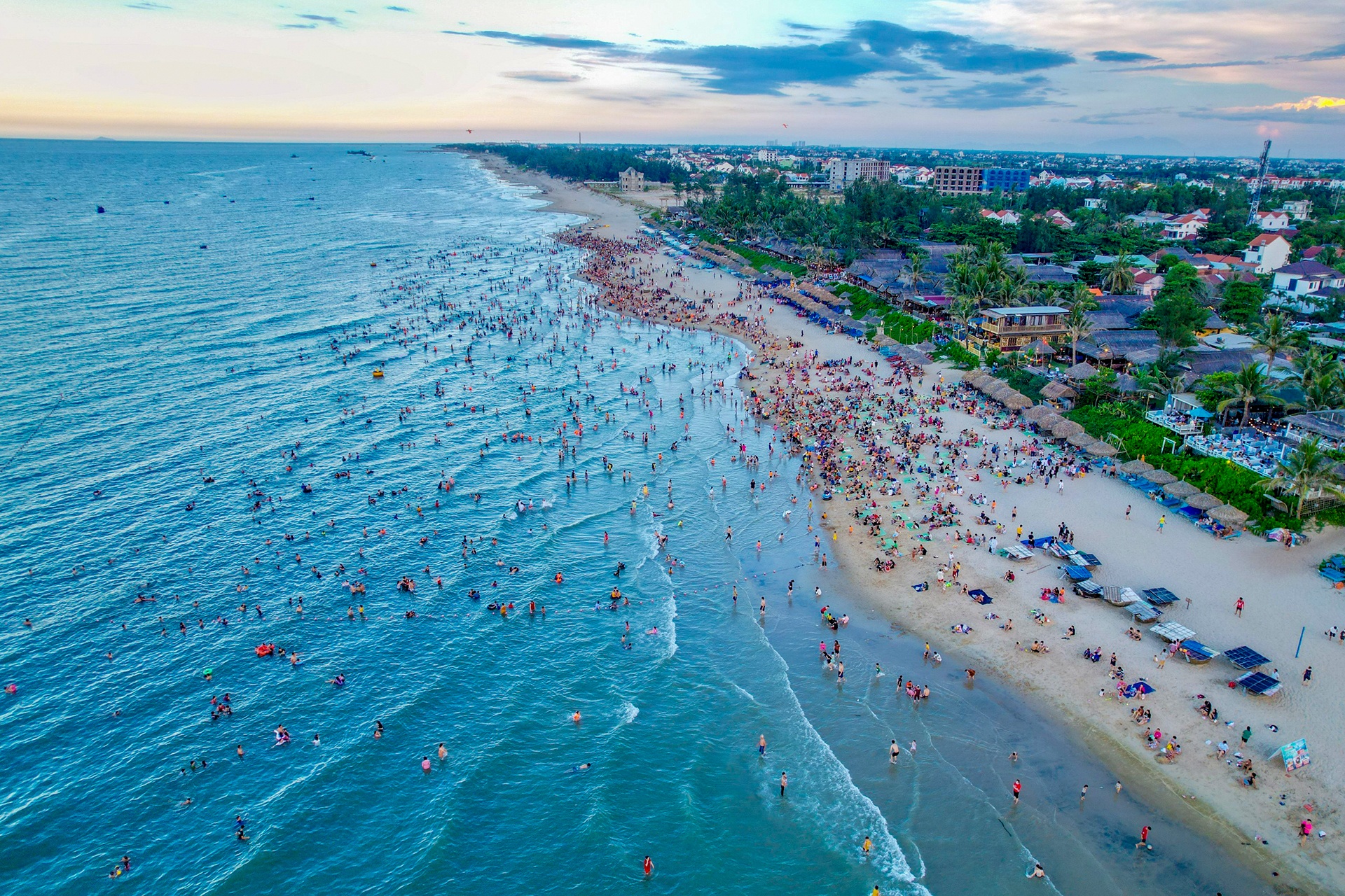 nghin nguoi den bien Hoi An giai nhiet anh 1