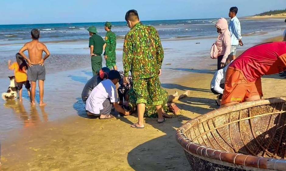 Hai hoc sinh lop 7 bi duoi nuoc, mot nan nhan tu vong hinh anh