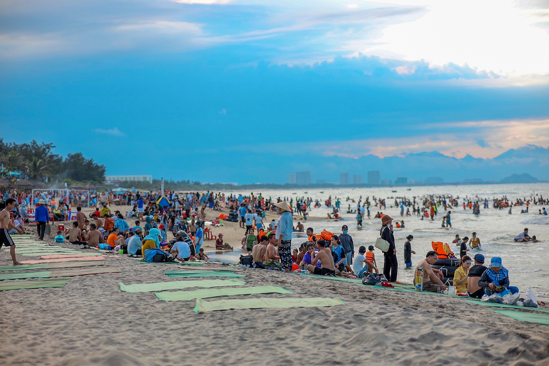 nghin nguoi den bien Hoi An giai nhiet anh 3