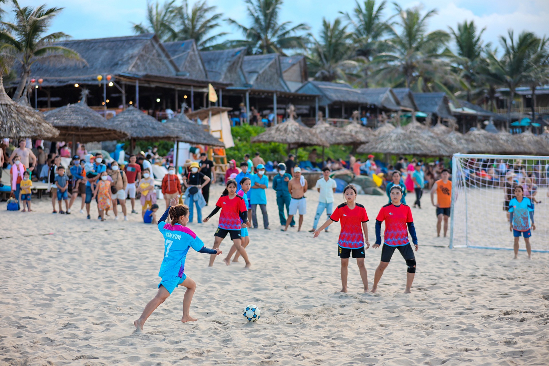 nghin nguoi den bien Hoi An giai nhiet anh 4