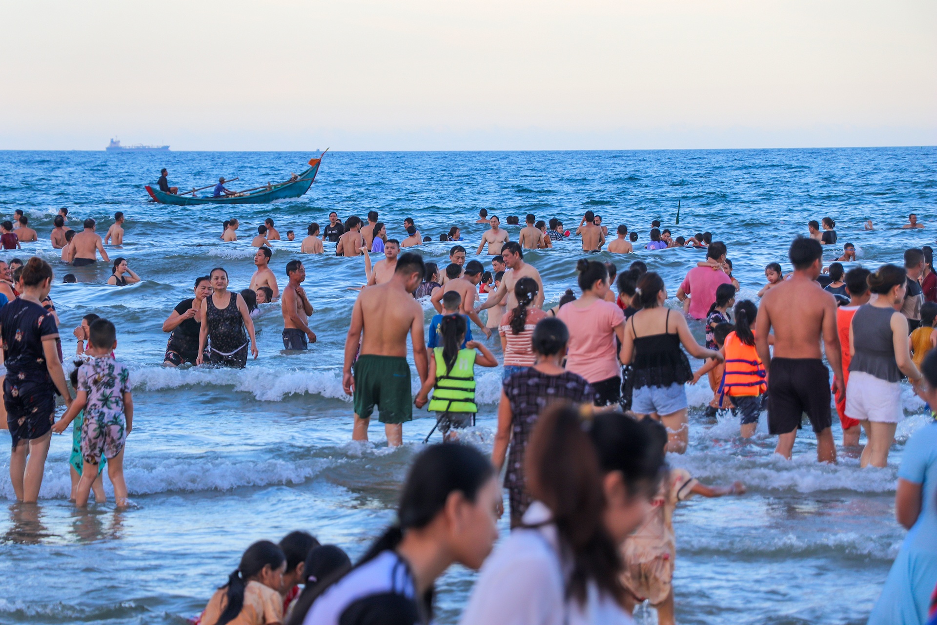 nghin nguoi den bien Hoi An giai nhiet anh 5