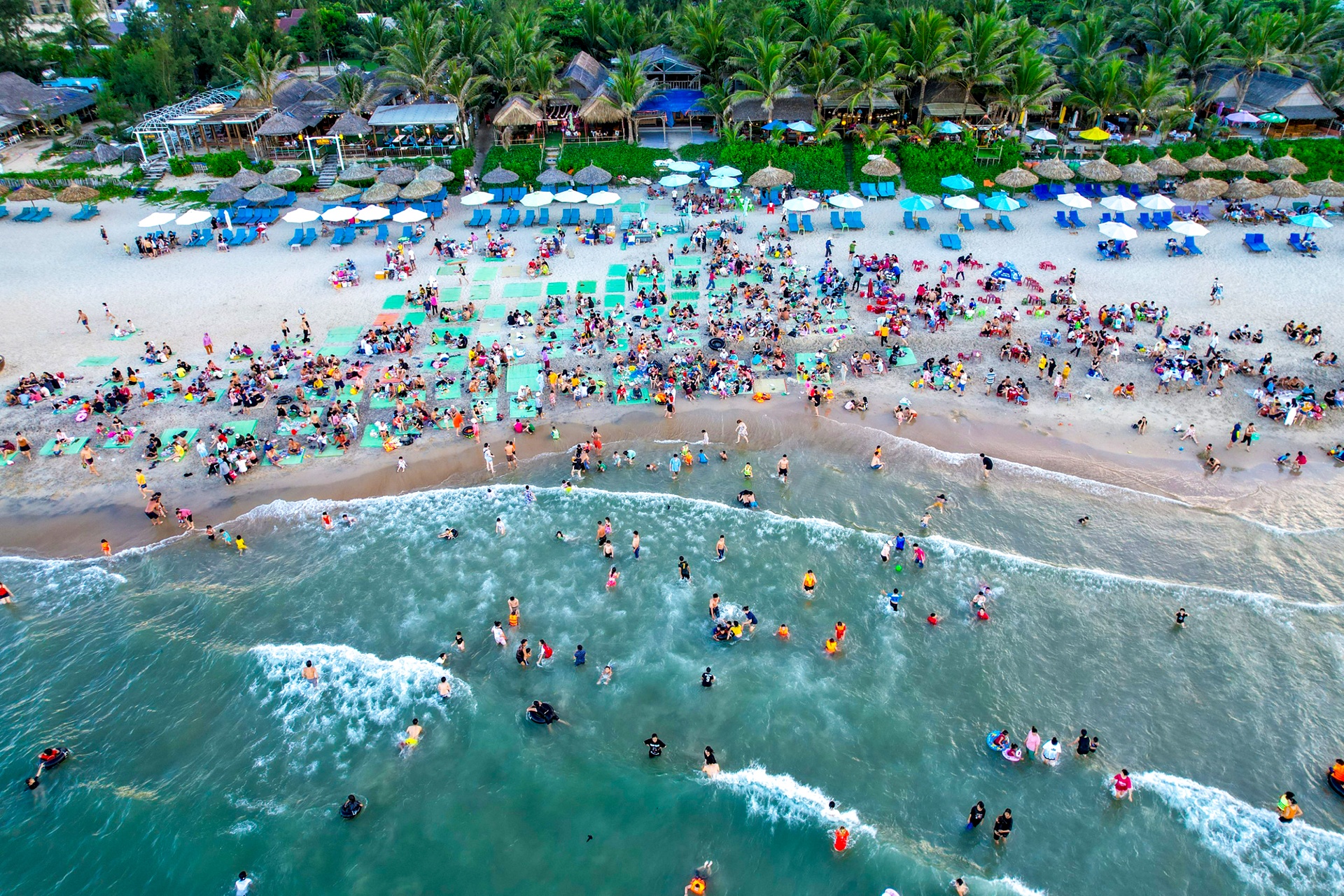 Hang nghin nguoi tam bien giai nhiet giua troi nong nhu thieu hinh anh