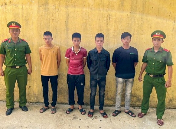 nhom thanh nien no sung uy hiep nguoi anh 1