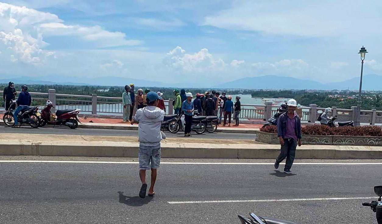 nguoi dan ong nhay cau Cua Dai anh 1