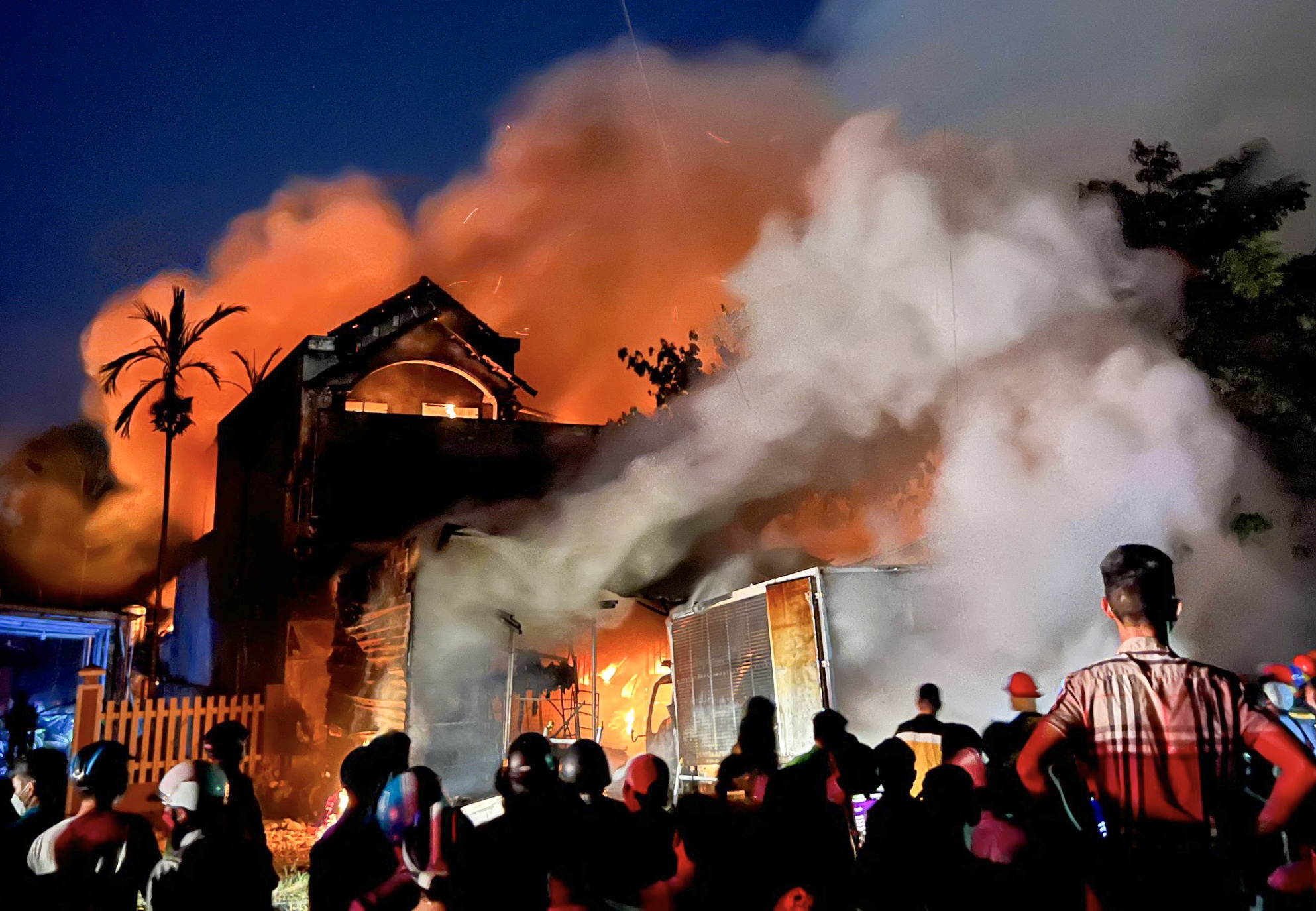 Nha 2 tang o Quang Nam boc chay ngun ngut sau tieng no hinh anh