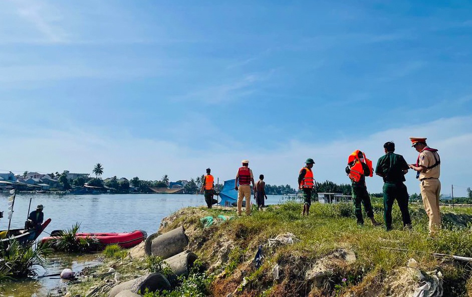 Phat hien thi the nguoi dan ong nhay cau Cua Dai 2 ngay truoc hinh anh