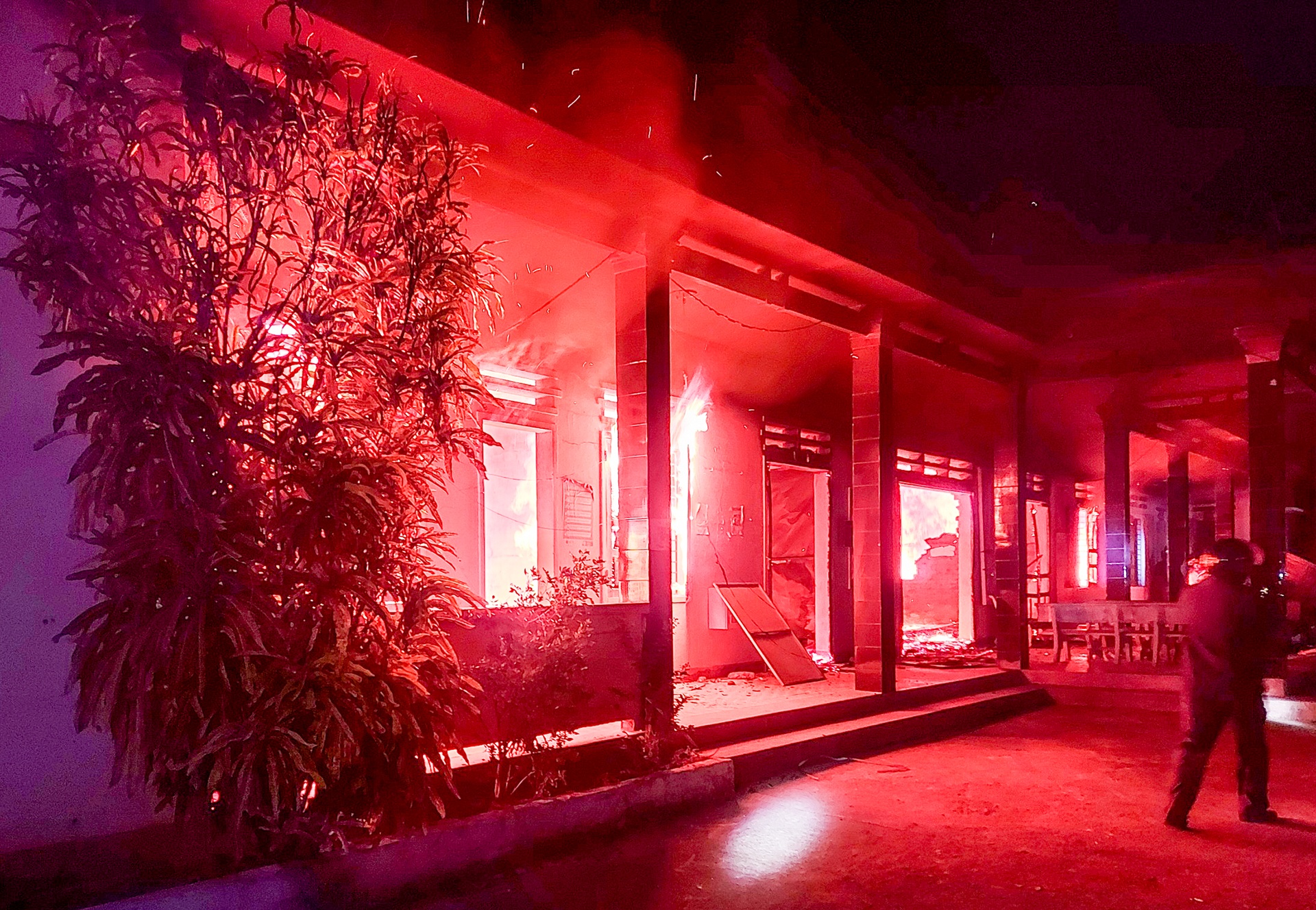 tru so UBND xa bi chay anh 1