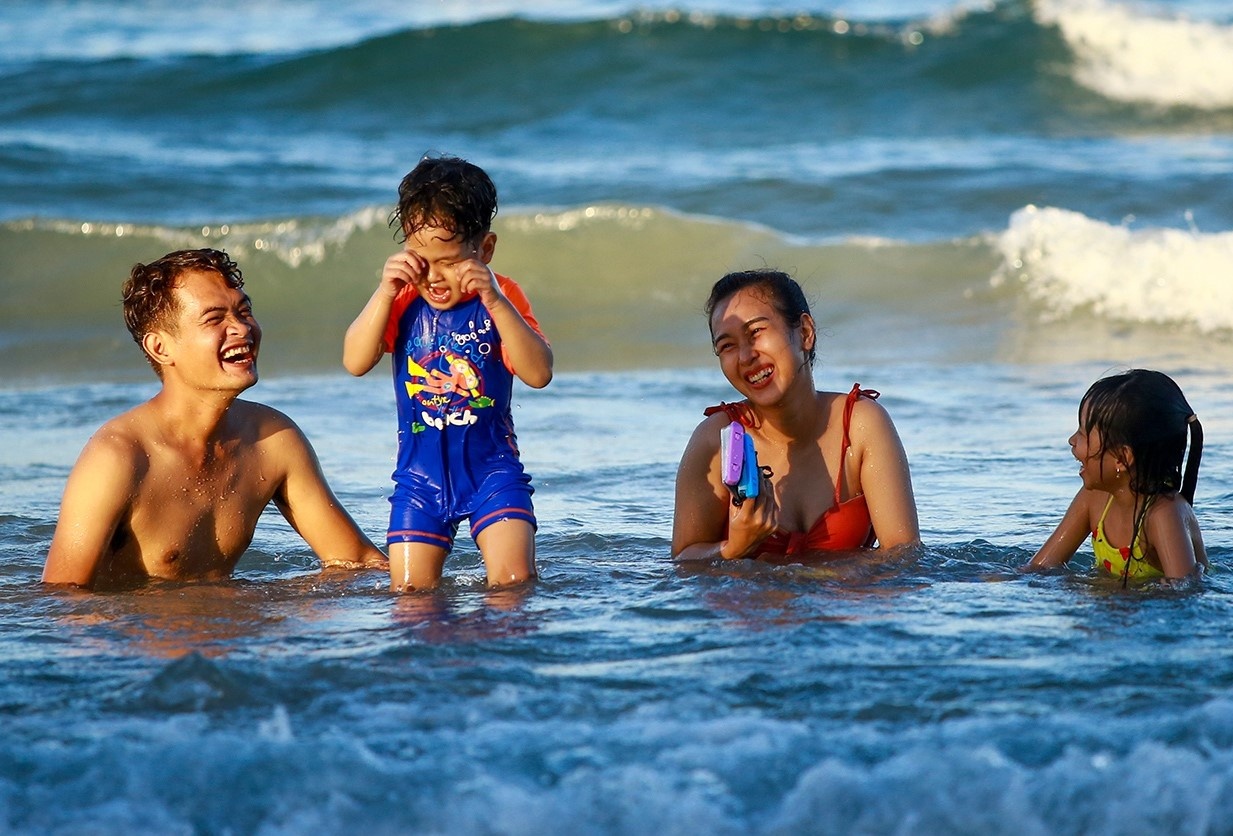 Du khach an tuong khi tam bien o Da Nang hinh anh