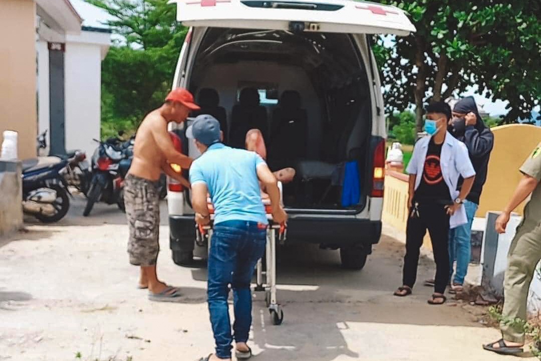 Nguoi dan ong bong nang canh chiec xe may bi thieu rui hinh anh