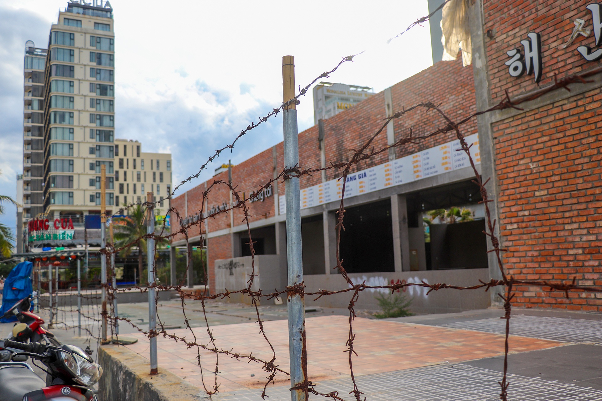 nha hang ven bien Da Nang dong cua hang loat anh 5