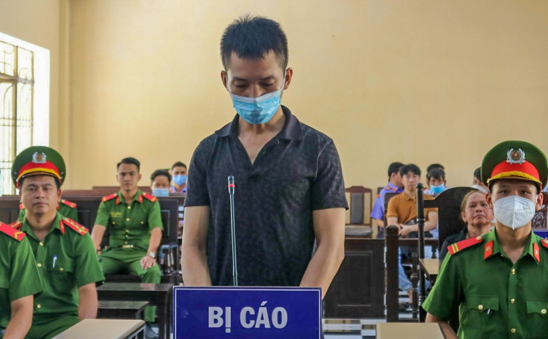 Om con nem xuong song, cha bi tuyen an tu hinh hinh anh