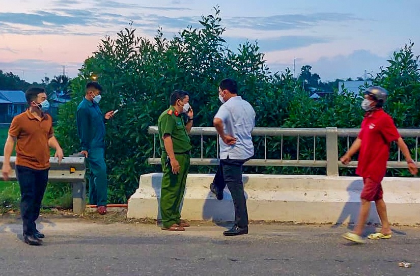 Canh sat kham nghiem thi the nguoi phu nu bi chay duoi gam cau hinh anh