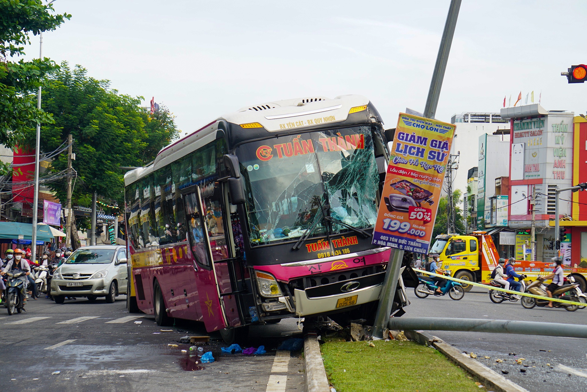 Tranh phu nu qua duong, xe khach cho 40 nguoi gap nan hinh anh