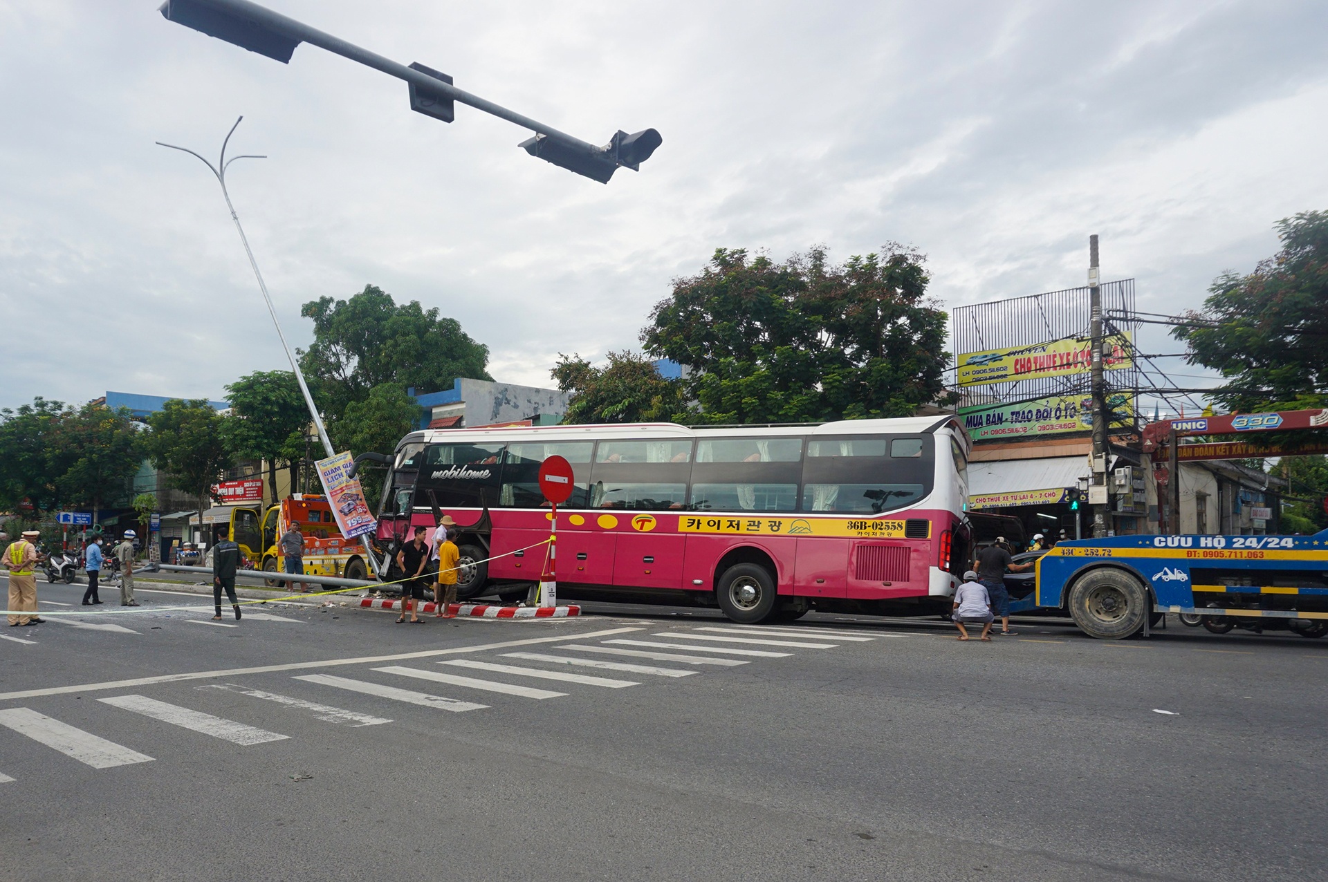 xe khach cho 40 nguoi gap nan anh 1