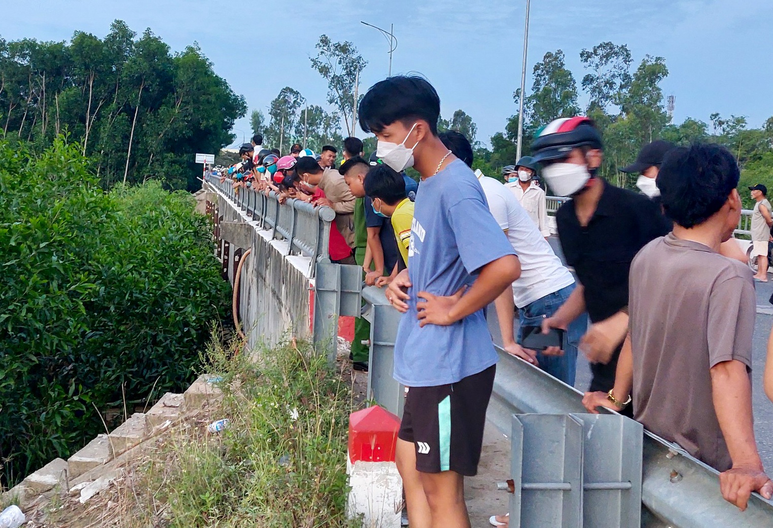 thi thể người phụ nữ cháy đen dưới gầm cầu ảnh 1 thi the nguoi phu nu chay den duoi gam cau anh 1
