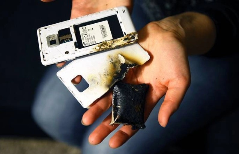 Be gai 10 tuoi bi dien giat tu vong hinh anh