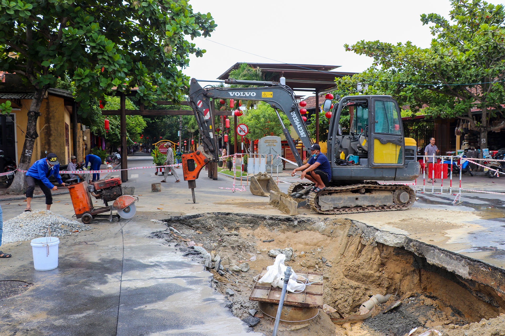 Hoi An co nguy co bi huy hoai vi ap luc du lich, ha tang qua tai hinh anh