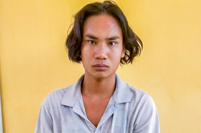 Nam thanh nien dam chet hang xom vi bi can ngan uong it ruou hinh anh