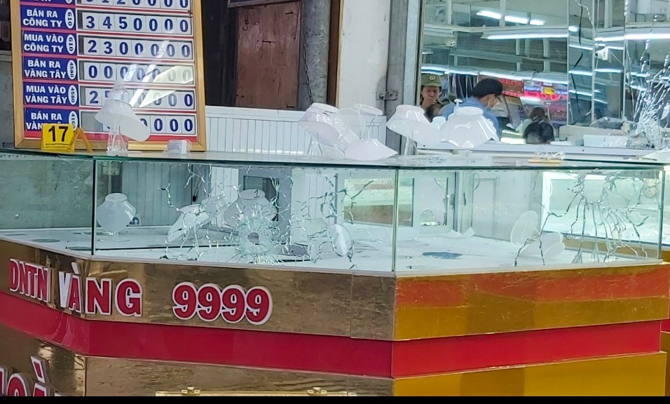 Kham nghiem hien truong vu cuop tiem vang o Hue hinh anh