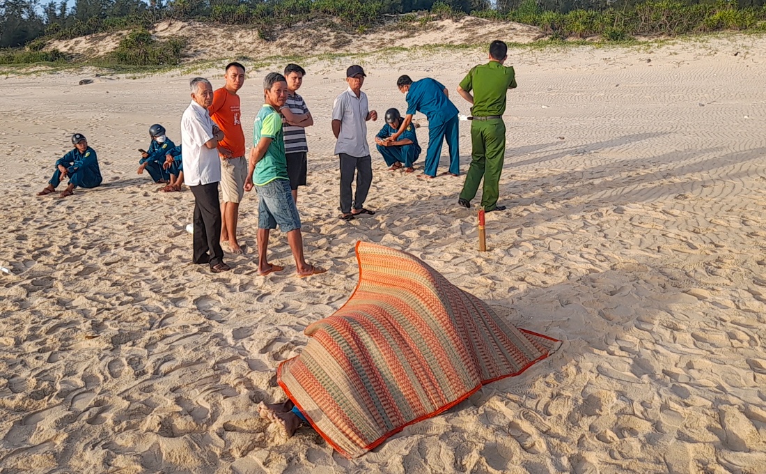 Tim nhan than nguoi dan ong tu vong troi dat bo bien hinh anh