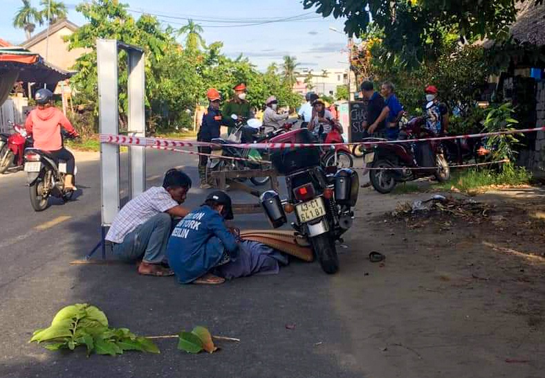 Nguoi dan ong tu vong, nam guc ben ve duong hinh anh